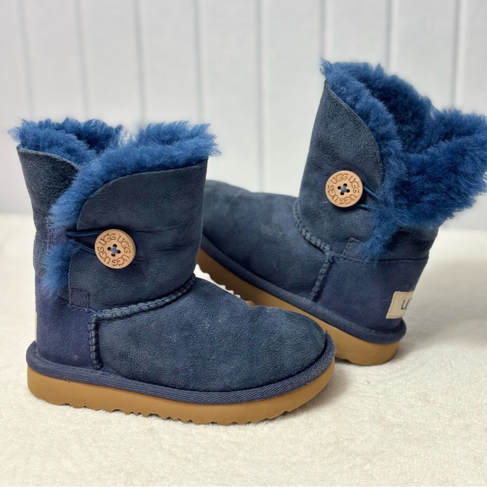 UGG Bailey Button‎ Blue Shearling Boots Size 9 Toddler
